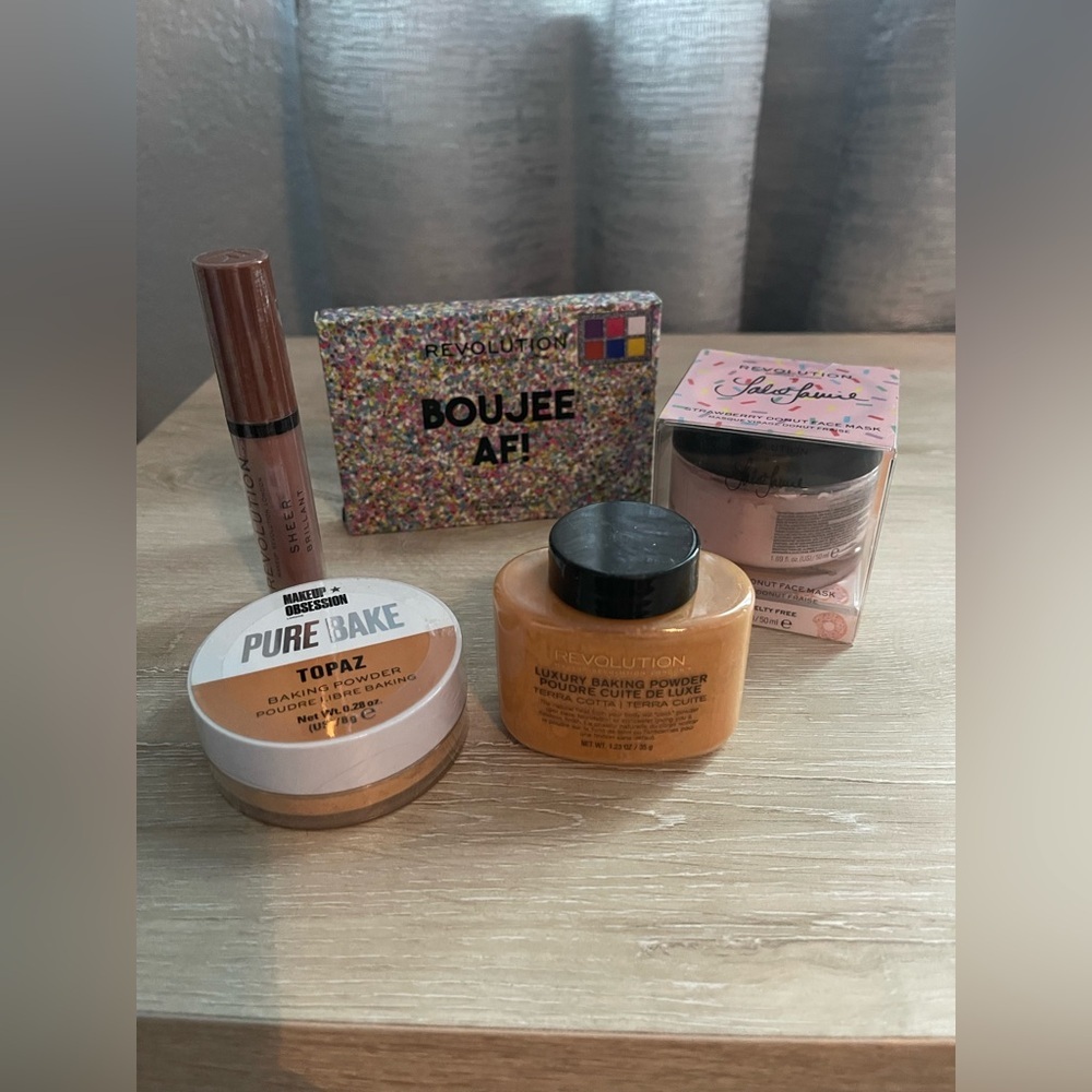 Revolution makeup bundle
5 pieces
New